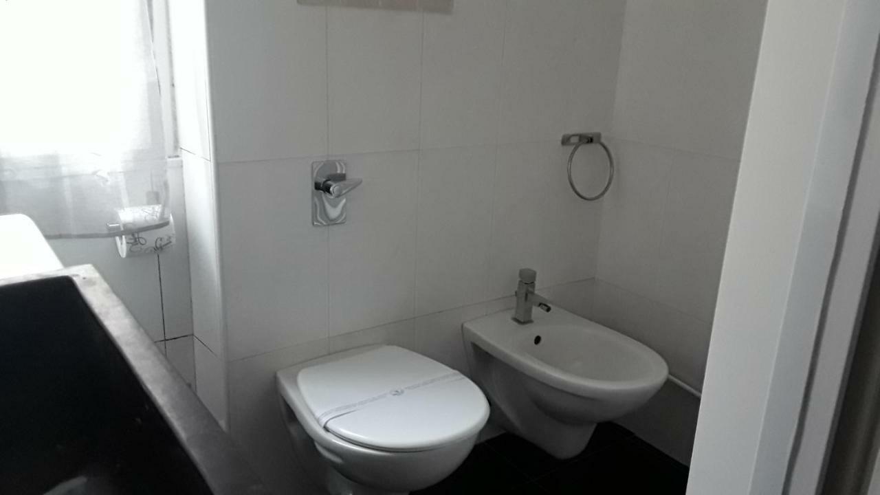 Archimede Lägenhet Pavia Exteriör bild